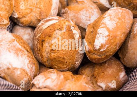 Rockige Brötchen mit frischem, warmem Getreidebrot Stockfoto