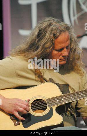 Kirkmichael, Ayrshire, Schottland. VEREINIGTES KÖNIGREICH. Preston Reed ist ein amerikanischer Fingerstyle-Gitarrist. Er ist bekannt für seinen zweihändigen Spielstil und seinen kompositorischen Ansatz, der den Körper der Gitarre als Perkussionsinstrument nutzt, wie er hier beim Kirkmicheal Guitar Festival im Juni 2005 zu sehen ist Stockfoto