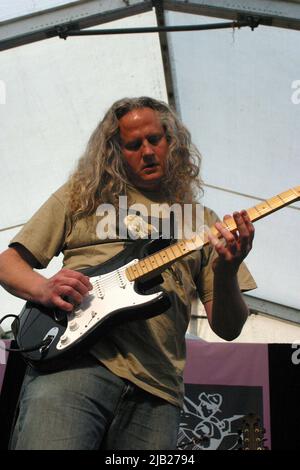 Kirkmichael, Ayrshire, Schottland. VEREINIGTES KÖNIGREICH. Preston Reed ist ein amerikanischer Fingerstyle-Gitarrist. Er ist bekannt für seinen zweihändigen Spielstil und seinen kompositorischen Ansatz, der den Körper der Gitarre als Perkussionsinstrument nutzt, wie er hier beim Kirkmicheal Guitar Festival im Juni 2005 zu sehen ist Stockfoto