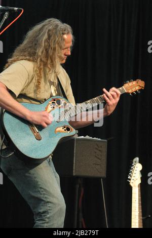Kirkmichael, Ayrshire, Schottland. VEREINIGTES KÖNIGREICH. Preston Reed ist ein amerikanischer Fingerstyle-Gitarrist. Er ist bekannt für seinen zweihändigen Spielstil und seinen kompositorischen Ansatz, der den Körper der Gitarre als Perkussionsinstrument nutzt, wie er hier beim Kirkmicheal Guitar Festival im Juni 2005 zu sehen ist Stockfoto