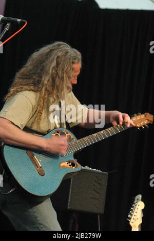 Kirkmichael, Ayrshire, Schottland. VEREINIGTES KÖNIGREICH. Preston Reed ist ein amerikanischer Fingerstyle-Gitarrist. Er ist bekannt für seinen zweihändigen Spielstil und seinen kompositorischen Ansatz, der den Körper der Gitarre als Perkussionsinstrument nutzt, wie er hier beim Kirkmicheal Guitar Festival im Juni 2005 zu sehen ist Stockfoto