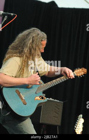 Kirkmichael, Ayrshire, Schottland. VEREINIGTES KÖNIGREICH. Preston Reed ist ein amerikanischer Fingerstyle-Gitarrist. Er ist bekannt für seinen zweihändigen Spielstil und seinen kompositorischen Ansatz, der den Körper der Gitarre als Perkussionsinstrument nutzt, wie er hier beim Kirkmicheal Guitar Festival im Juni 2005 zu sehen ist Stockfoto