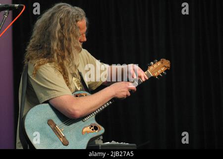 Kirkmichael, Ayrshire, Schottland. VEREINIGTES KÖNIGREICH. Preston Reed ist ein amerikanischer Fingerstyle-Gitarrist. Er ist bekannt für seinen zweihändigen Spielstil und seinen kompositorischen Ansatz, der den Körper der Gitarre als Perkussionsinstrument nutzt, wie er hier beim Kirkmicheal Guitar Festival im Juni 2005 zu sehen ist Stockfoto