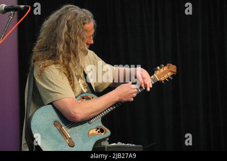 Kirkmichael, Ayrshire, Schottland. VEREINIGTES KÖNIGREICH. Preston Reed ist ein amerikanischer Fingerstyle-Gitarrist. Er ist bekannt für seinen zweihändigen Spielstil und seinen kompositorischen Ansatz, der den Körper der Gitarre als Perkussionsinstrument nutzt, wie er hier beim Kirkmicheal Guitar Festival im Juni 2005 zu sehen ist Stockfoto