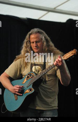 Kirkmichael, Ayrshire, Schottland. VEREINIGTES KÖNIGREICH. Preston Reed ist ein amerikanischer Fingerstyle-Gitarrist. Er ist bekannt für seinen zweihändigen Spielstil und seinen kompositorischen Ansatz, der den Körper der Gitarre als Perkussionsinstrument nutzt, wie er hier beim Kirkmicheal Guitar Festival im Juni 2005 zu sehen ist Stockfoto