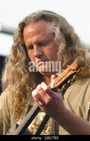 Kirkmichael, Ayrshire, Schottland. VEREINIGTES KÖNIGREICH. Preston Reed ist ein amerikanischer Fingerstyle-Gitarrist. Er ist bekannt für seinen zweihändigen Spielstil und seinen kompositorischen Ansatz, der den Körper der Gitarre als Perkussionsinstrument nutzt, wie er hier beim Kirkmicheal Guitar Festival im Juni 2005 zu sehen ist Stockfoto