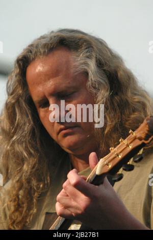 Kirkmichael, Ayrshire, Schottland. VEREINIGTES KÖNIGREICH. Preston Reed ist ein amerikanischer Fingerstyle-Gitarrist. Er ist bekannt für seinen zweihändigen Spielstil und seinen kompositorischen Ansatz, der den Körper der Gitarre als Perkussionsinstrument nutzt, wie er hier beim Kirkmicheal Guitar Festival im Juni 2005 zu sehen ist Stockfoto