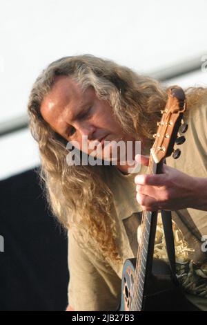 Kirkmichael, Ayrshire, Schottland. VEREINIGTES KÖNIGREICH. Preston Reed ist ein amerikanischer Fingerstyle-Gitarrist. Er ist bekannt für seinen zweihändigen Spielstil und seinen kompositorischen Ansatz, der den Körper der Gitarre als Perkussionsinstrument nutzt, wie er hier beim Kirkmicheal Guitar Festival im Juni 2005 zu sehen ist Stockfoto