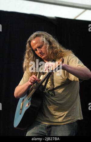 Kirkmichael, Ayrshire, Schottland. VEREINIGTES KÖNIGREICH. Preston Reed ist ein amerikanischer Fingerstyle-Gitarrist. Er ist bekannt für seinen zweihändigen Spielstil und seinen kompositorischen Ansatz, der den Körper der Gitarre als Perkussionsinstrument nutzt, wie er hier beim Kirkmicheal Guitar Festival im Juni 2005 zu sehen ist Stockfoto