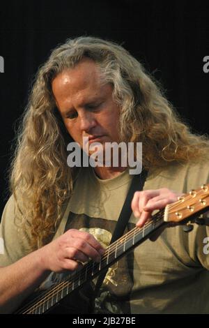 Kirkmichael, Ayrshire, Schottland. VEREINIGTES KÖNIGREICH. Preston Reed ist ein amerikanischer Fingerstyle-Gitarrist. Er ist bekannt für seinen zweihändigen Spielstil und seinen kompositorischen Ansatz, der den Körper der Gitarre als Perkussionsinstrument nutzt, wie er hier beim Kirkmicheal Guitar Festival im Juni 2005 zu sehen ist Stockfoto