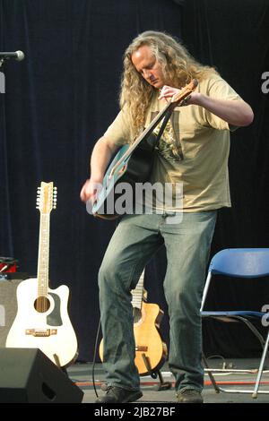 Kirkmichael, Ayrshire, Schottland. VEREINIGTES KÖNIGREICH. Preston Reed ist ein amerikanischer Fingerstyle-Gitarrist. Er ist bekannt für seinen zweihändigen Spielstil und seinen kompositorischen Ansatz, der den Körper der Gitarre als Perkussionsinstrument nutzt, wie er hier beim Kirkmicheal Guitar Festival im Juni 2005 zu sehen ist Stockfoto