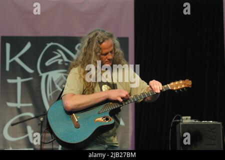 Kirkmichael, Ayrshire, Schottland. VEREINIGTES KÖNIGREICH. Preston Reed ist ein amerikanischer Fingerstyle-Gitarrist. Er ist bekannt für seinen zweihändigen Spielstil und seinen kompositorischen Ansatz, der den Körper der Gitarre als Perkussionsinstrument nutzt, wie er hier beim Kirkmicheal Guitar Festival im Juni 2005 zu sehen ist Stockfoto