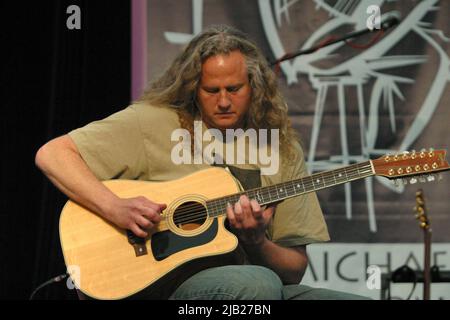 Kirkmichael, Ayrshire, Schottland. VEREINIGTES KÖNIGREICH. Preston Reed ist ein amerikanischer Fingerstyle-Gitarrist. Er ist bekannt für seinen zweihändigen Spielstil und seinen kompositorischen Ansatz, der den Körper der Gitarre als Perkussionsinstrument nutzt, wie er hier beim Kirkmicheal Guitar Festival im Juni 2005 zu sehen ist Stockfoto