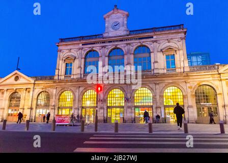 Lille, Frankreich, Straßenszene, Altstadt, Vorderseite, Bahnhof, 'Gare de Lille Flandres', Nachtblick, Lichter, bemerkenswerte Städte Stockfoto