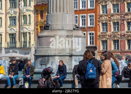 Lille, Frankreich, Menschenmassen-Touristen auf dem Grand Place, dem Stadtplatz, der Straßenszene, dem öffentlichen Platz für Teenager-Mädchen Stockfoto