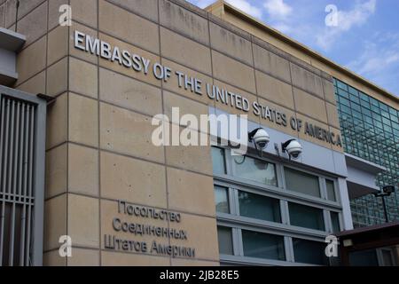 Moskau, Russland. 01.. Juni 2022. Der Eingang zur US-Botschaft in Russland. (Foto von Vlad Karkov/SOPA Images/Sipa USA) Quelle: SIPA USA/Alamy Live News Stockfoto