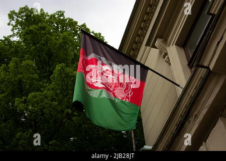 Moskau, Russland. 01.. Juni 2022. Eine afghanische Flagge ist an der afghanischen Botschaft in Moskau zu sehen. (Foto von Vlad Karkov/SOPA Images/Sipa USA) Quelle: SIPA USA/Alamy Live News Stockfoto