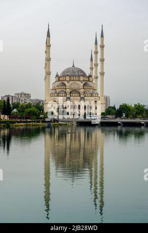 14 Mai 2022 Adana Türkei. Sabanci Moschee und Seyhan Fluss an einem bewölkten Tag Stockfoto