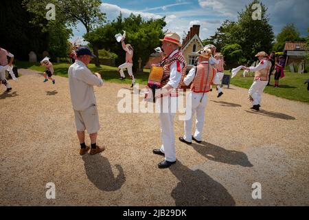 Thaxted, Großbritannien. 02.. Juni 2022. Thaxted Essex UK Morris Dancing Platinum Jubilee 2 June 2022 die Thaxted Morris Men tanzen auf dem Kirchhof der Thaxted Church, wo der republikanische ‘Red Vicar' Conrad Noel in den 1920er Jahren dazu beigetragen hat, den ‘Morris' wieder zu beleben…daher keine Union Flags auf der heutigen Veranstaltung. Noel zog es vor, in seiner Kirche die ‘Rote Fahne' zu fliegen. Foto: Brian HARRIS/Alamy Live News Stockfoto