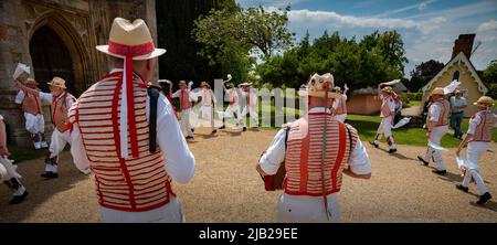 Thaxted, Großbritannien. 02.. Juni 2022. Thaxted Essex UK Morris Dancing Platinum Jubilee 2 June 2022 die Thaxted Morris Men tanzen auf dem Kirchhof der Thaxted Church, wo der republikanische ‘Red Vicar' Conrad Noel in den 1920er Jahren dazu beigetragen hat, den ‘Morris' wieder zu beleben…daher keine Union Flags auf der heutigen Veranstaltung. Noel zog es vor, in seiner Kirche die ‘Rote Fahne' zu fliegen. Foto: Brian HARRIS/Alamy Live News Stockfoto