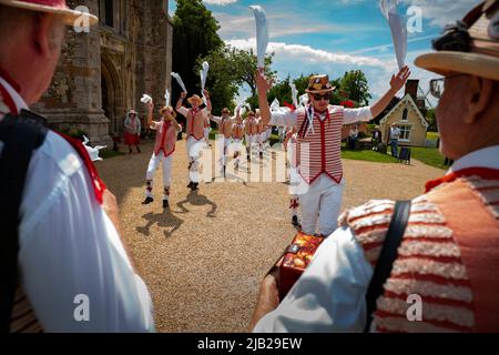 Thaxted, Großbritannien. 02.. Juni 2022. Thaxted Essex UK Morris Dancing Platinum Jubilee 2 June 2022 die Thaxted Morris Men tanzen auf dem Kirchhof der Thaxted Church, wo der republikanische ‘Red Vicar' Conrad Noel in den 1920er Jahren dazu beigetragen hat, den ‘Morris' wieder zu beleben…daher keine Union Flags auf der heutigen Veranstaltung. Noel zog es vor, in seiner Kirche die ‘Rote Fahne' zu fliegen. Foto: Brian HARRIS/Alamy Live News Stockfoto