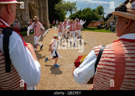 Thaxted, Großbritannien. 02.. Juni 2022. Thaxted Essex UK Morris Dancing Platinum Jubilee 2 June 2022 die Thaxted Morris Men tanzen auf dem Kirchhof der Thaxted Church, wo der republikanische ‘Red Vicar' Conrad Noel in den 1920er Jahren dazu beigetragen hat, den ‘Morris' wieder zu beleben…daher keine Union Flags auf der heutigen Veranstaltung. Noel zog es vor, in seiner Kirche die ‘Rote Fahne' zu fliegen. Foto: Brian HARRIS/Alamy Live News Stockfoto