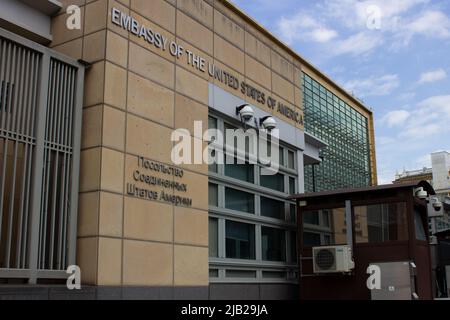 Moskau, Russland. 01.. Juni 2022. Der Eingang zur US-Botschaft in Russland. Kredit: SOPA Images Limited/Alamy Live Nachrichten Stockfoto