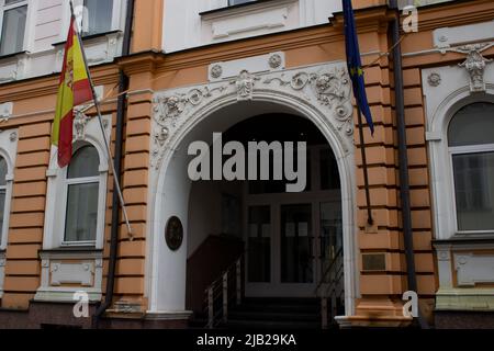 Moskau, Russland. 01.. Juni 2022. Flaggen Spaniens und der EU sind an der spanischen Botschaft in Russland zu sehen. Kredit: SOPA Images Limited/Alamy Live Nachrichten Stockfoto