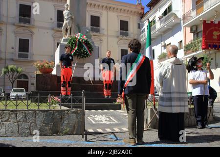 Pagani, Salerno, Italien. 2.. Juni 2022. Pagani, Salerno, Italien - 02. Juni 2022 :Wir haben den Pastor Don Flaviano Calenda und den Bürgermeister von Pagani, Maria De Prisco, während des Festes der Italienischen Republik gesehen.Es ist ein nationaler Feiertag, der zum Gedenken an die Geburt der Italienischen Republik eingerichtet wurde. Es wird jedes Jahr am 2. Juni gefeiert, dem Datum des institutionellen Referendums von 1946, wobei die Hauptfeier in Rom stattfindet. (Bild: © Pasquale Senatore/Pacific Press via ZUMA Press Wire) Bild: ZUMA Press, Inc./Alamy Live News Stockfoto