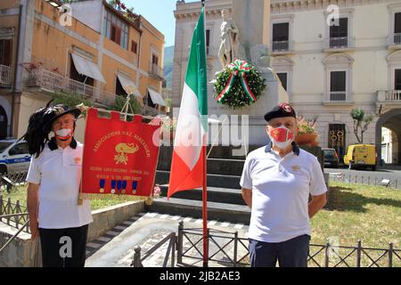 Pagani, Salerno, Italien. 2.. Juni 2022. Pagani, Salerno, Italien - 02. Juni 2022 :Wir haben die Mitglieder der Nationalvereinigung der Bersaglieri während des Festes der Italienischen Republik gesehen.Es ist ein nationaler Feiertag, der zum Gedenken an die Geburt der Italienischen Republik eingerichtet wurde. Es wird jedes Jahr am 2. Juni gefeiert, dem Datum des institutionellen Referendums von 1946, wobei die Hauptfeier in Rom stattfindet. (Bild: © Pasquale Senatore/Pacific Press via ZUMA Press Wire) Bild: ZUMA Press, Inc./Alamy Live News Stockfoto