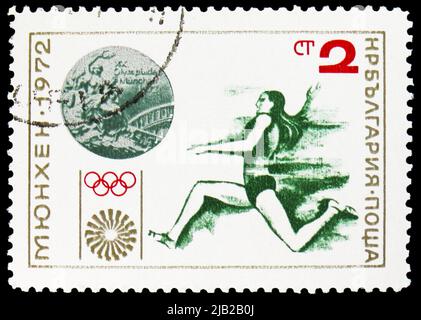 MOSKAU, RUSSLAND - 20. MAI 2022: In Bulgarien gedruckte Briefmarke zeigt Frauen-Weitsprung, Silbermedaille, Olympische Sommerspiele 1972 - München (Medaillen) se Stockfoto