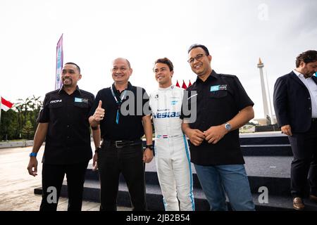 SAHRONI Ahmad, Vorsitzender der Formel E Jakarta, Portrait BASWEDAN Anies, Gouverneur von DKI Jakarta, Portrait DE VRIES Nyck (nld), Mercedes-EQ Silver Arrow 02, Portrait Meet and Greet während des Jakarta ePrix 2022, 6. Treffen der ABB FIA Formel E Weltmeisterschaft 2021-22, Auf dem Jakarta International e-Prix Kurs vom 2. Bis 4. Juni in Jakarta - Foto: Germain Hazard/DPPI/LiveMedia Stockfoto