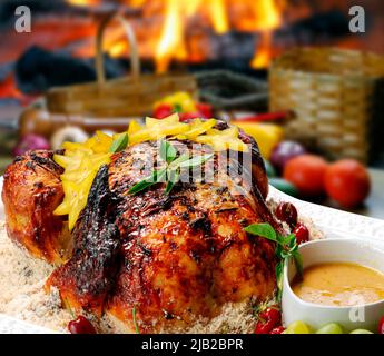 Gegrilltes Hähnchen mit Holzkohle und Gemüse Stockfoto