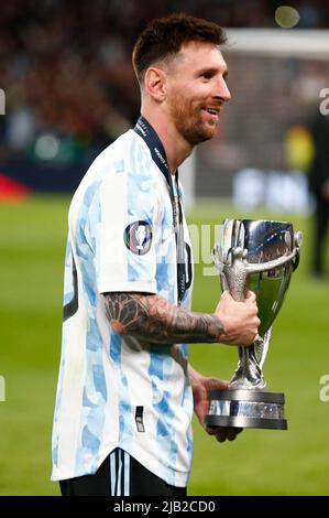 LONDON, ENGLAND - 01. JUNI: Lionel Messi aus Argentinien mit der Trophy Finalissima CONMEBOL - UEFA Cup of Champions zwischen Italien und Argentinien in Wembley Stockfoto