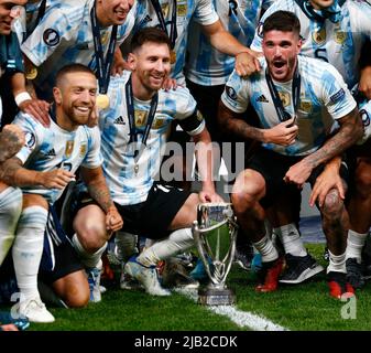 LONDON, ENGLAND - 01. JUNI: Lionel Messi aus Argentinien mit der Trophy Finalissima CONMEBOL - UEFA Cup of Champions zwischen Italien und Argentinien in Wembley Stockfoto