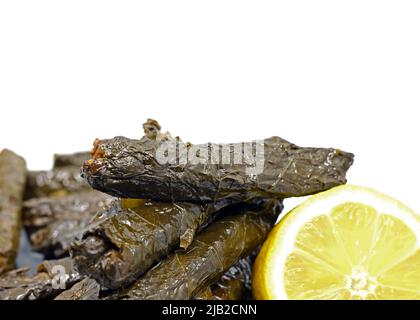 Gefüllte Traubenblätter mit Olivenöl mit Zitrone Stockfoto