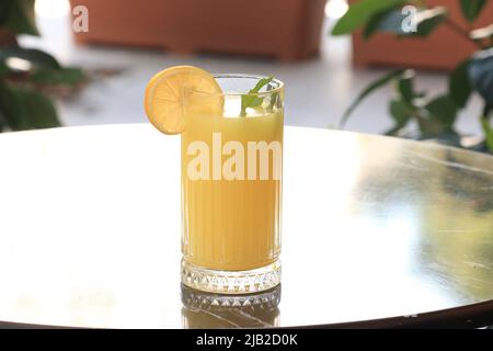 Limonade ist ein gesüßtes Getränk mit Zitronengeschmack. Stockfoto