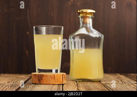 Russische kalt Roggen Getränk Kvass in Glas und Flasche auf Holztisch horizontal Stockfoto