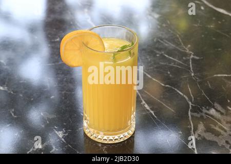 Limonade ist ein gesüßtes Getränk mit Zitronengeschmack. Stockfoto