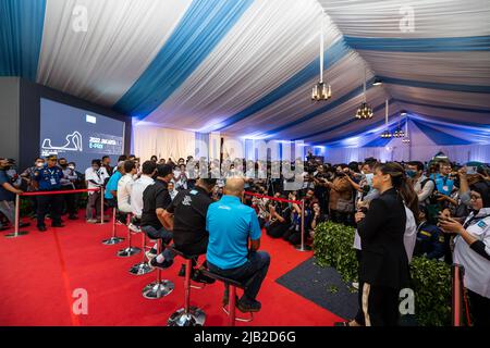 SAHRONI Ahmad, Vorsitzender der Formel E Jakarta, Portrait BASWEDAN Anies, Gouverneur von DKI Jakarta, Portrait LONGO Alberto, Formula E Chief Championship Officer & Co Gründer, Portrait DE VRIES Nyck (nld), Mercedes-EQ Silver Arrow 02, Portrait Pressekonferenz beim Meet and Greet während des Jakarta ePrix 2022, 6. Treffen der ABB FIA Formel-E-Weltmeisterschaft 2021-22 auf dem Jakarta International e-Prix Kurs vom 2. Bis 4. Juni in Jakarta - Foto: Germain Hazard/DPPI/LiveMedia Stockfoto