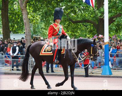 LONDON - 2. JUNI: Prinz Charles, der Prinz von Wales, fährt die Mall entlang, bei der Trooping the Color Zeremonie am 2. Juni 2022 im Zentrum von London. Foto von David Levenson Credit: David Levenson/Alamy Live News Stockfoto