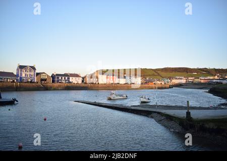 Hochwasser bei Sonnenuntergang im Hafen von Aberaeron, Wales, Großbritannien Stockfoto