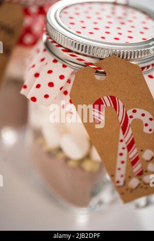 Herstellung hausgemachte heiße Schokolade mischen in trinkenden Einmachglas für Weihnachtsessen Geschenk. Stockfoto