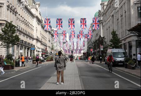 London, Großbritannien. 02.. Juni 2022. Die Straßen Londons sind mit Union Jack-Flaggen geschmückt, um das Platin-Jubiläum zu beginnen, das 70 Jahre Ihrer Majestät Königin Elizabeth 11 auf dem Thron am Donnerstag, den 02. Juni 2022, zu feiern.im ganzen Land finden Feierlichkeiten zur Feier der Königin statt. Foto von Hugo Philpott/UPI Credit: UPI/Alamy Live News Stockfoto