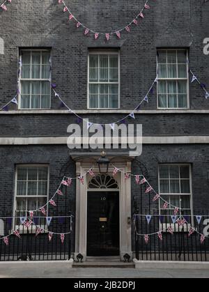 London, Großbritannien. 02.. Juni 2022. Die Nr.10 Downing St ist mit Union Jack-Fahnen geschmückt, um das Platin-Jubiläum zu beginnen, das 70 Jahre Ihrer Majestät Königin Elizabeth 11 auf dem Thron feiert Donnerstag, den 02. Juni 2022.Feiern finden im ganzen Land zur Feier der Königin statt. Foto von Hugo Philpott/UPI Credit: UPI/Alamy Live News Stockfoto