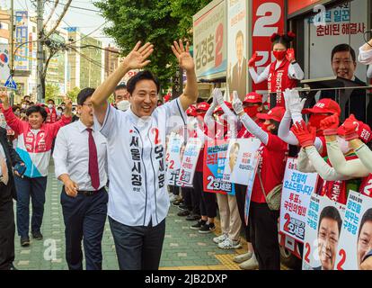 Seoul, Südkorea. 01.. Juni 2022. Der Bürgermeister von Seoul, Oh SE-hoon-Kandidat der regierenden Volkspartei für die Bürgermeisterwahlen in Seoul, winkt seinen Anhängern während seiner Wahlkampfveranstaltung für die Kommunalwahlen im Juni 1 in Seoul zu. Bei den Kommunalwahlen werden 17 Bürgermeister und Provinzgouverneure, 226 Ratsvorsitzende auf niedrigerer Ebene sowie 872 Sitze in den Provinzial- und Metropolräten und 2.988 in den Gemeinderäten auf niedrigerer Ebene gewählt. Kredit: SOPA Images Limited/Alamy Live Nachrichten Stockfoto