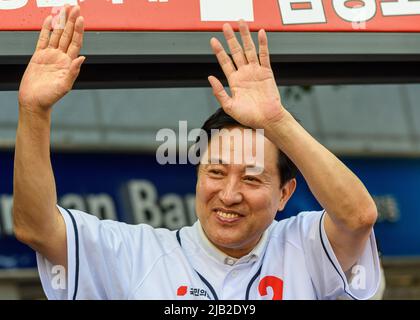 Seoul, Südkorea. 01.. Juni 2022. Der Bürgermeister von Seoul, Oh SE-hoon-Kandidat der regierenden Volkspartei für die Bürgermeisterwahlen in Seoul, winkt seinen Anhängern während seiner Wahlkampfveranstaltung für die Kommunalwahlen im Juni 1 in Seoul zu. Bei den Kommunalwahlen werden 17 Bürgermeister und Provinzgouverneure, 226 Ratsvorsitzende auf niedrigerer Ebene sowie 872 Sitze in den Provinzial- und Metropolräten und 2.988 in den Gemeinderäten auf niedrigerer Ebene gewählt. Kredit: SOPA Images Limited/Alamy Live Nachrichten Stockfoto