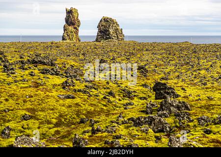 Lóndrangar, ein Paar natürlicher Türme mit Blick auf den Ozean, bestehend aus Basalt-vulkanischen Materialien. Island Stockfoto