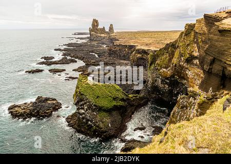 Lóndrangar, ein Paar natürlicher Türme mit Blick auf den Ozean, bestehend aus Basalt-vulkanischen Materialien. Island Stockfoto