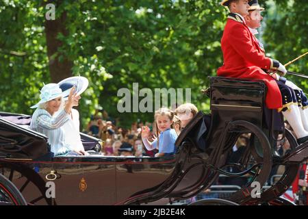 LONDON - 2. JUNI: Camilla, Herzogin von Cornwall, Catherine, Herzogin von Cambridge und ihre Kinder, Prinzessin Charlotte, Prinz Louis und Prinz George in einer Kutsche auf der Mall bei der Trooping the Color Zeremonie am 2. Juni 2022 im Zentrum von London. Foto von David Levenson Credit: David Levenson/Alamy Live News Stockfoto